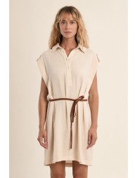 Vestido corto, de manga sisa, detalle cinturón.