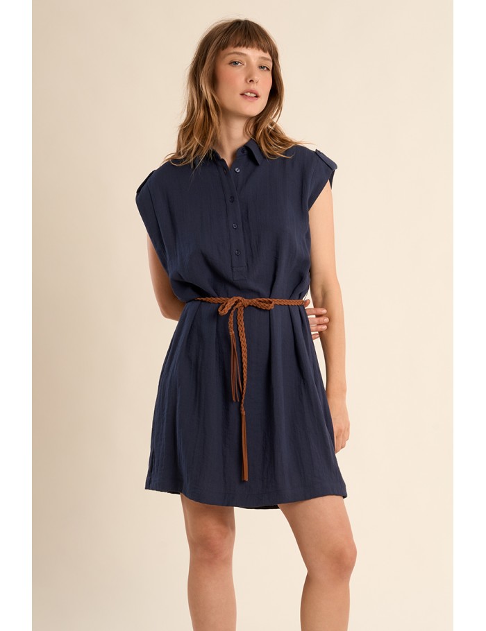 Vestido corto, de manga sisa, detalle cinturón.