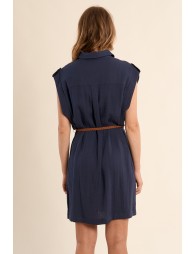 Vestido corto, de manga sisa, detalle cinturón.
