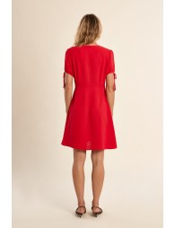 Vestido de manga corta, detalle lazada.