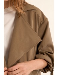 Chaqueta de mujer de manga larga, cuello y solapa.