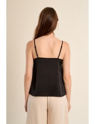 Top de mujer lencero, detalle en el escote.