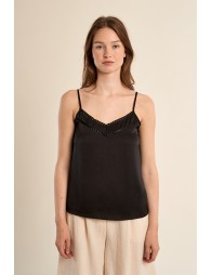 Top de mujer lencero, detalle en el escote.