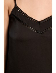 Top de mujer lencero, detalle en el escote.