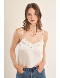 Top de mujer lencero, detalle en el escote.