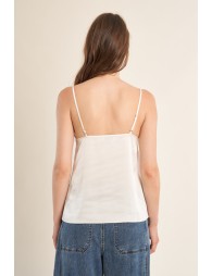 Top de mujer lencero, detalle en el escote.