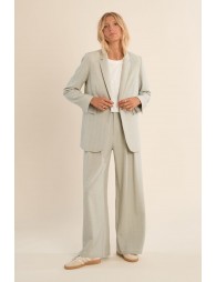 Blazer de mujer de manga larga, cuello y solapa.