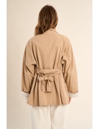 Cabardina de mujer corta, de manga larga, con solapa y lazada.