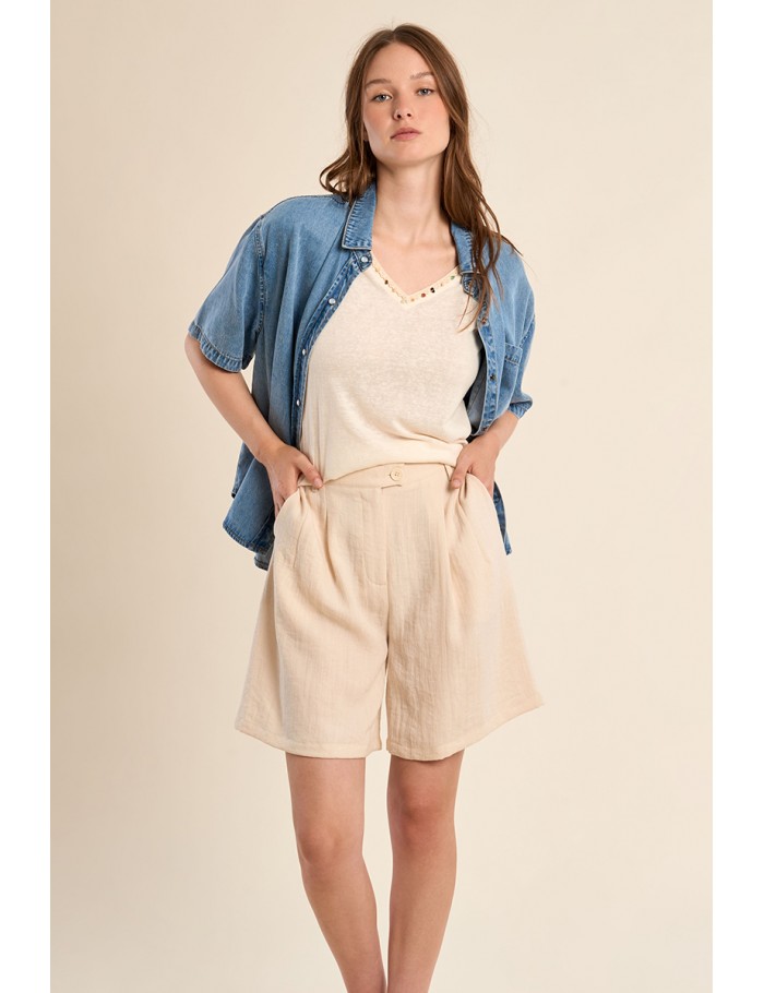 Short de mujer recto, detalle pinzas.