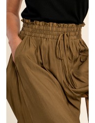 Pantalón de mujer tobillero, perneras anchas.