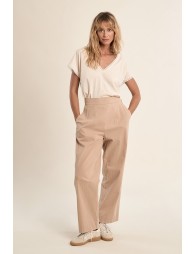 Pantalón de mujer tobillero, detalle pinzas.