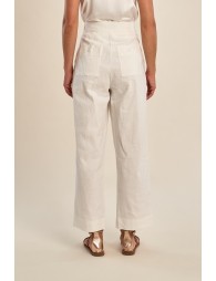 Pantalón de mujer tobillero, detalle pinzas.