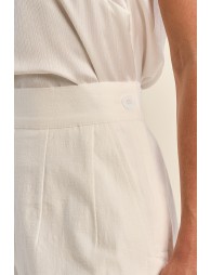 Pantalón de mujer tobillero, detalle pinzas.