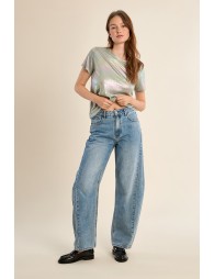 Camiseta de mujer de manga corta, en tejido brillante.