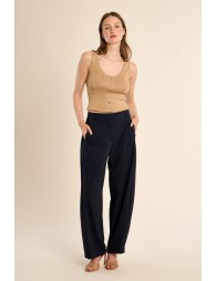 Pantalón de mujer largo, detalle pinzas.