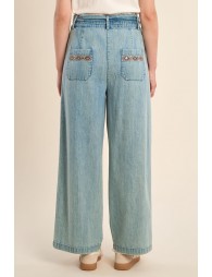 Pantalón de mujer largo, vaquero, con lazada y abalorios.