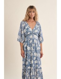 Vestido largo, de manga corta, con estampado y volante.