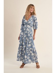 Vestido largo, de manga corta, con estampado y volante.