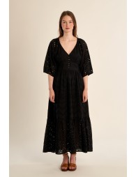 Vestido largo, de manga corta, con volantes.