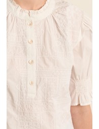 Blusa de mujer de manga corta, detalle bordados.