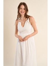 Vestido largo, de tirantes, con detalles bordados.