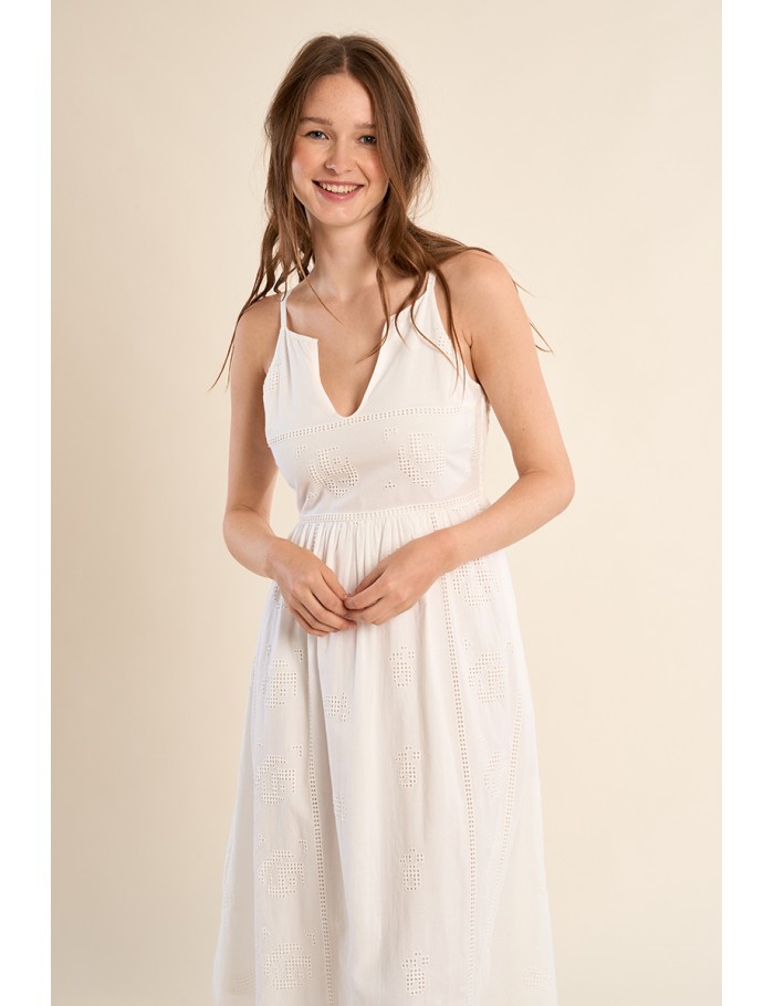 Vestido largo, de tirantes, con detalles bordados.