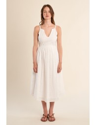 Vestido largo, de tirantes, con detalles bordados.