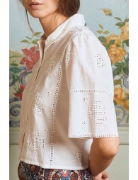 Camisa de mujer de manga corta, detalles bordados.