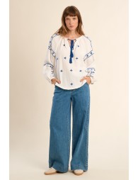 Blusa de mujer de manga larga, con detalles bordados.