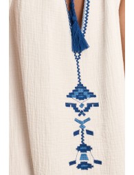 Vestido corto, halter, detalles bordados.