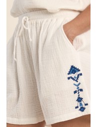 Short de mujer corto, detalles bordados.