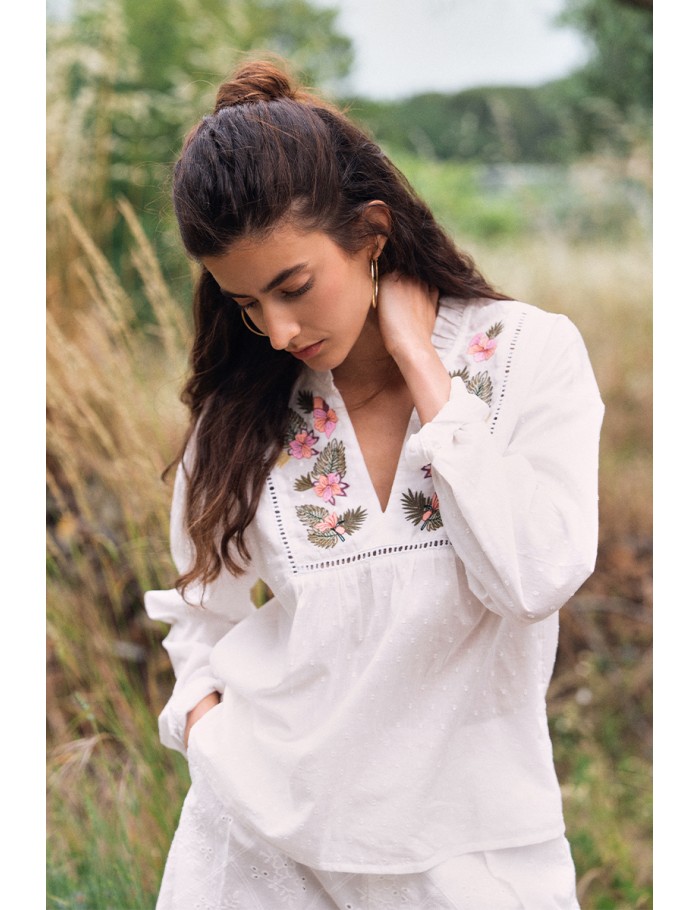 Floral embroidery blouse
