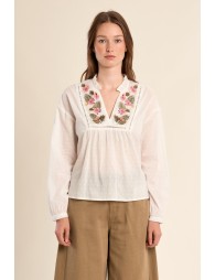 Blusa de mujer de manga larga, con flores bordadas.