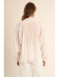 Camisa de mujer de manga larga, abullonada.