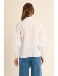 Camisa de mujer de manga larga, detalle volante.