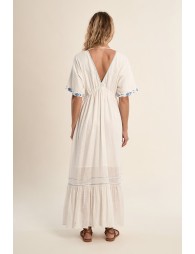 Vestido largo, de manga corta, con volante.