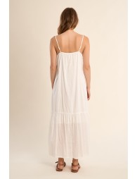 Vestido largo, de tirantes, con detalles bordados.