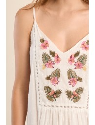 Vestido largo, de tirantes, con detalles bordados.