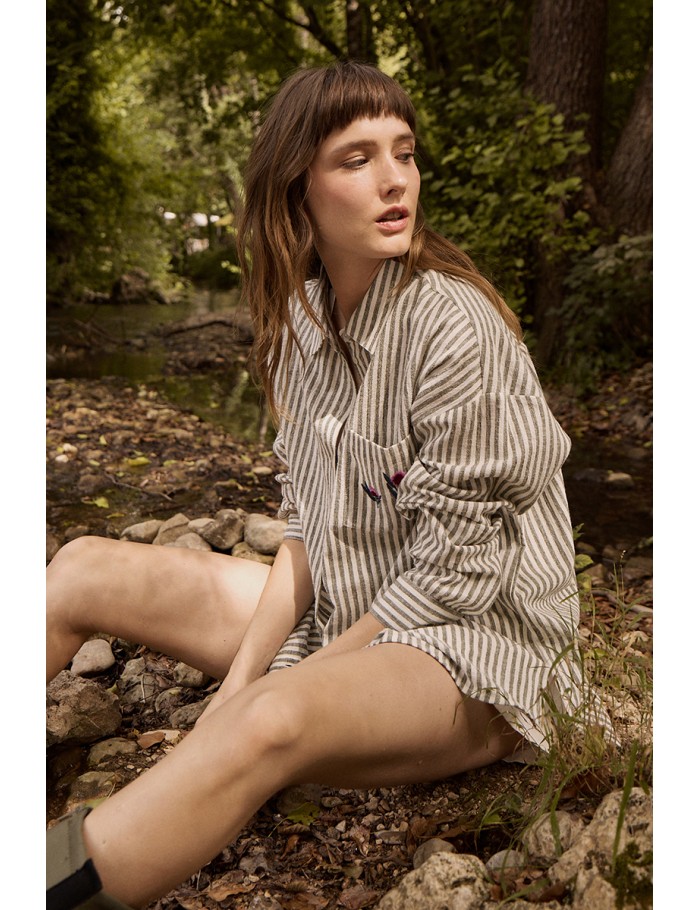 Camisa de mujer de manga larga, estampado y flores.