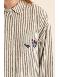 Camisa de mujer de manga larga, estampado y flores.