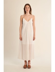 "Long and straight dress"