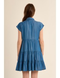 Vestido de manga corta, con volantes.