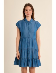 Vestido de manga corta, con volantes.