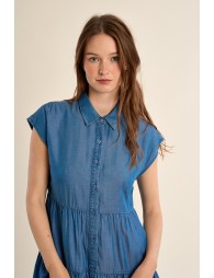 Vestido de manga corta, con volantes.