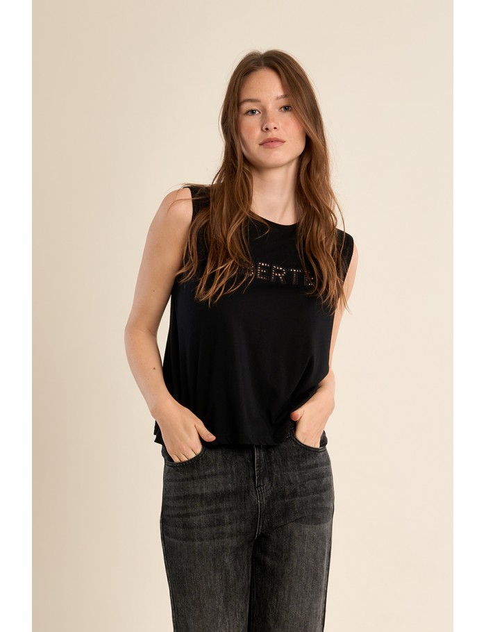 Camiseta de mujer de manga sisa, detalle de texto.