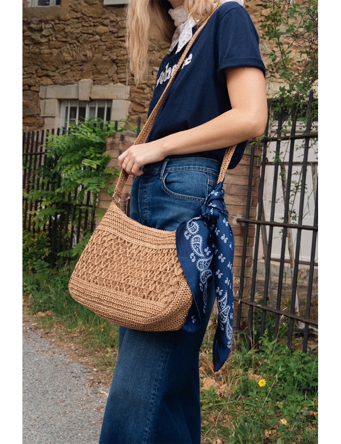 Bolso de mujer de rafia, detalle borlas.