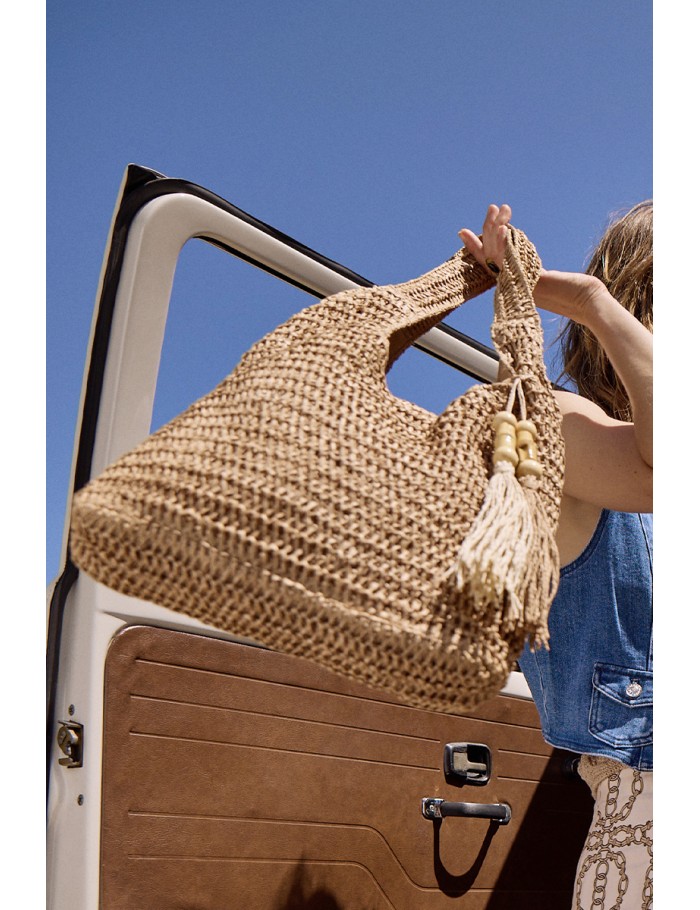 Bolso de mujer de rafia, detalle borlas.