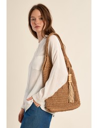 Bolso de mujer de rafia, detalle borlas.