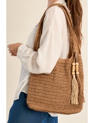 Bolso de mujer de rafia, detalle borlas.