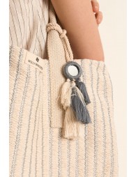 Bolso de mujer de tela, con estampado y borlas.